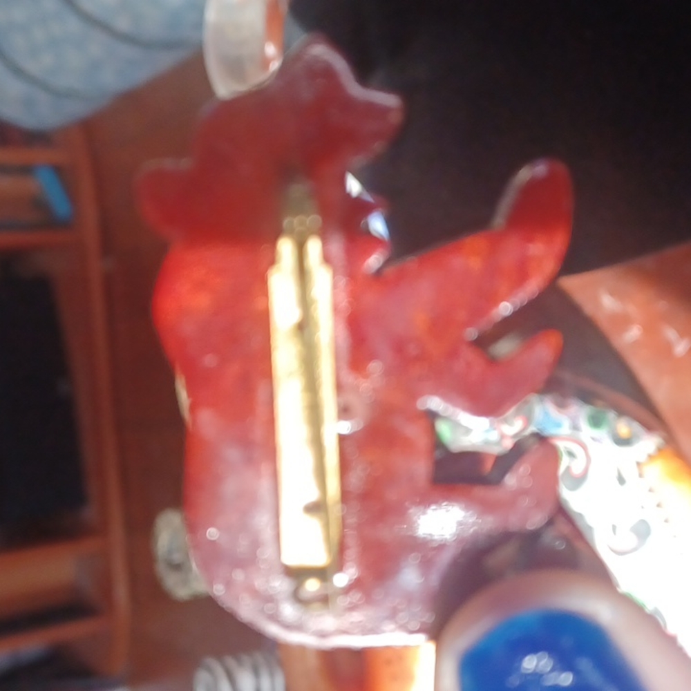Hand carved wooden pin - Picture 2 of 2
